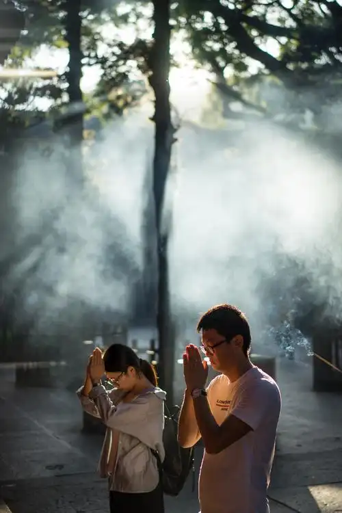 来来往往的参拜者都沐浴在这迷醉的阳光下.