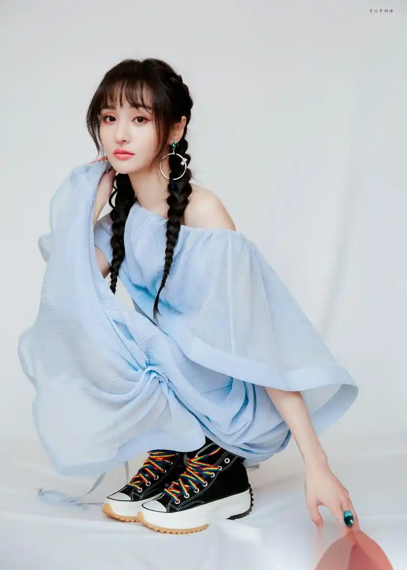 郑爽今日份的貌美营业,饭拍精修与生图,俏皮甜美是仙女啊!