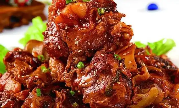 p>酱骨头算是东北的一道传统名菜.