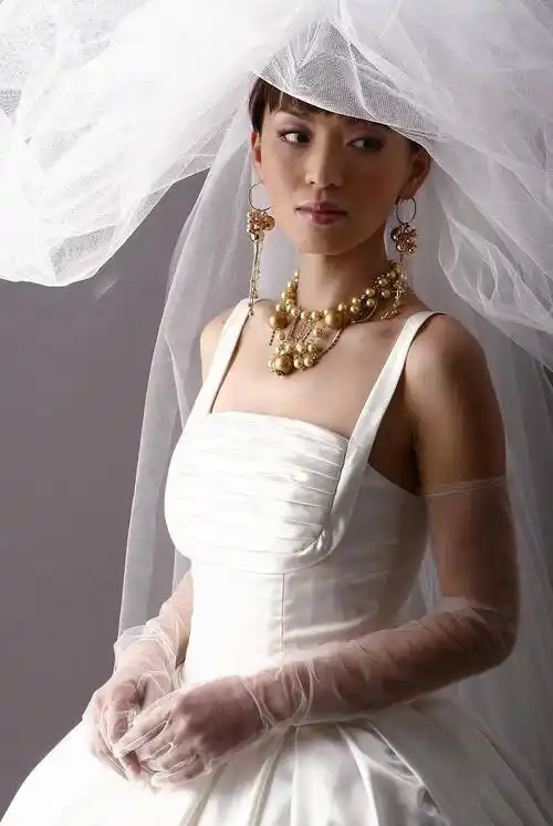 梅艳芳舞台造型风情万种,病重穿婚纱都很美,真正做到嫁给了舞台_设计