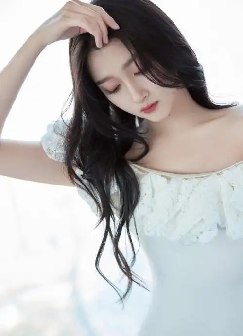 关晓彤白色抹胸短裙造型