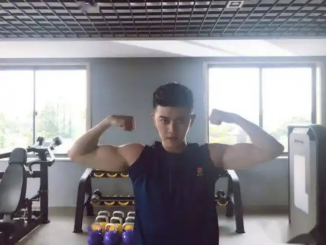 这应该是任嘉伦最想删的一张照片吧~_健身_身材_腹肌