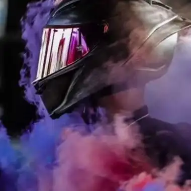 高清炫酷帅气的机车头盔真人男头像图片