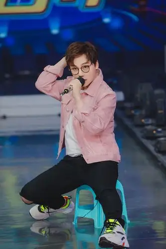 随后,经典偶像剧更轮番被搬上"大本营"舞台:吴昕饰演杉