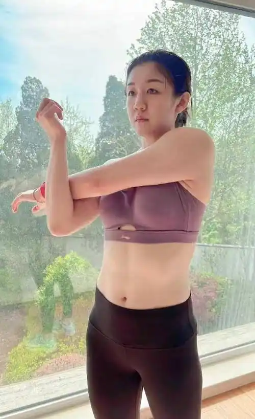 28岁陈梦穿运动内衣,腹肌又抢镜,户外跑步好身材一览无遗_世界_时代