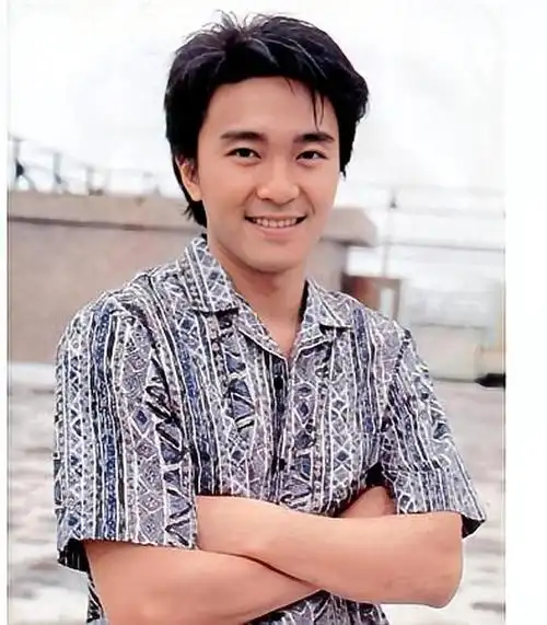 喜剧影星周星驰年轻时照片也太帅了,他演的电影占据了我们整个青春,每