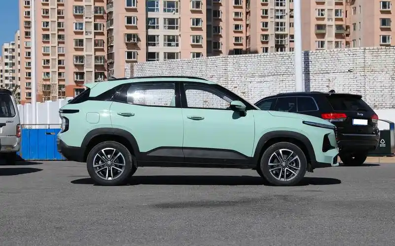 顶配10万左右,这三款suv配置高,油耗低,品牌靠谱