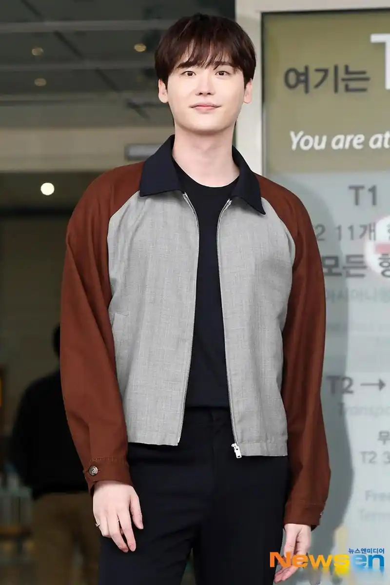 李钟硕机场出发图#大家快来围观李钟硕的帅图[没眼看]身材颜值都玖怂