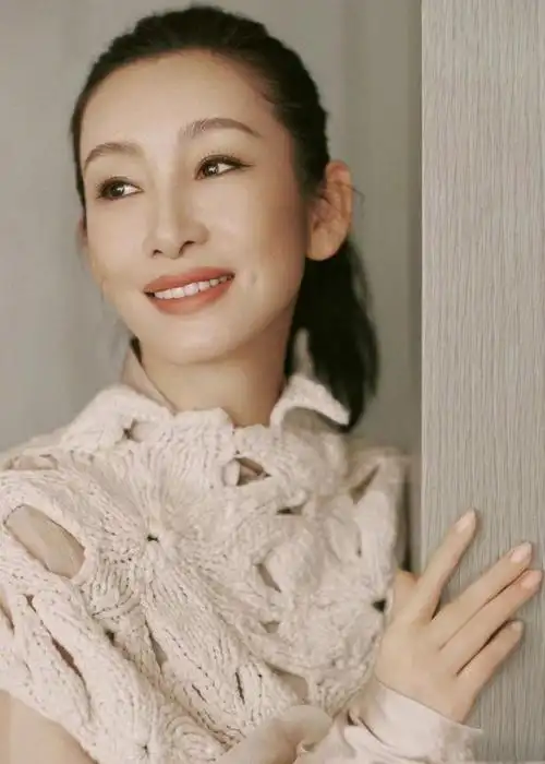 秦海璐发博晒出旅行穿搭,她说舒适最重要