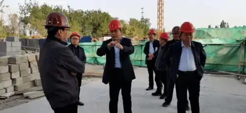 景县县长王悦就建筑工地扬尘治理进行调研