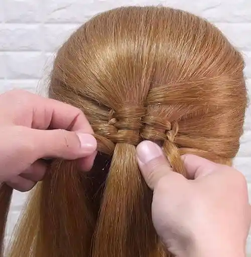 小媳妇编发,女人过了50岁的不要披头散发,可以试试这款发型_头发_下图