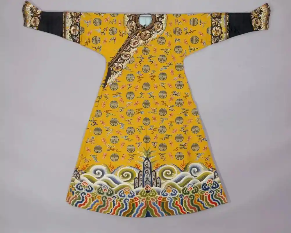 清乾隆 黄色缂丝云蝠寿袷袍 北京故宫博物院藏