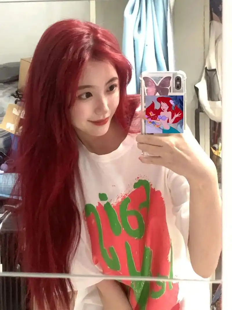 发色"浆果玫红色"第一次尝试自己染发 染完之后疯狂担心掉色快 这是我