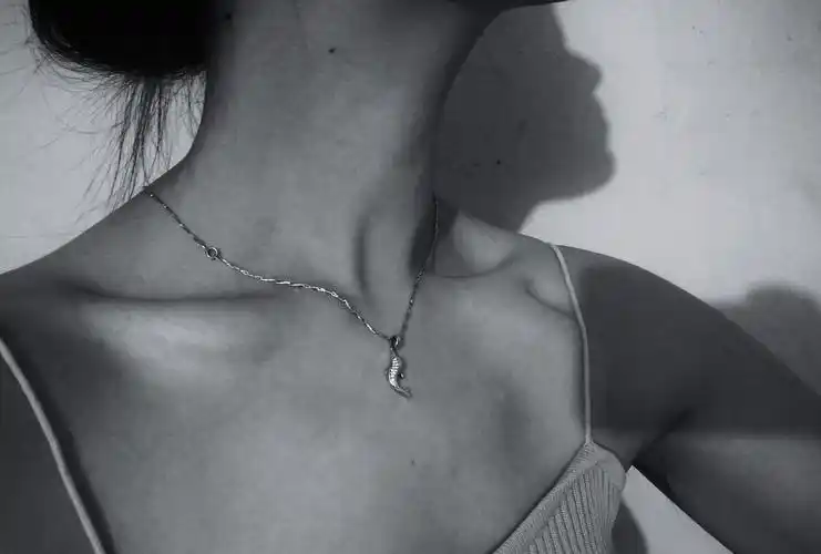 黑白照锁骨