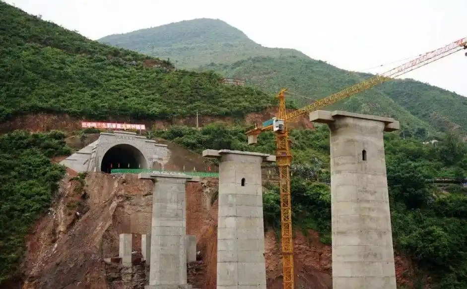 火车经过7号桥墩,为何要鸣笛30秒?真相令人心痛万分