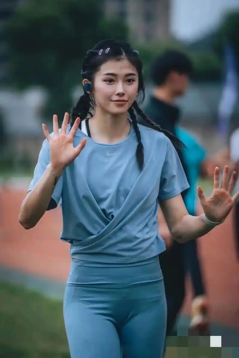 美,从不被定义  最近,"田径女神"吴艳妮真是火出圈了!