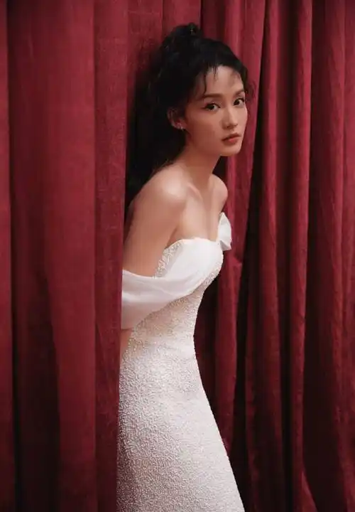 被李沁美到了,穿白色抹胸长裙大秀香肩,明眸皓齿气质动人_合作_活动