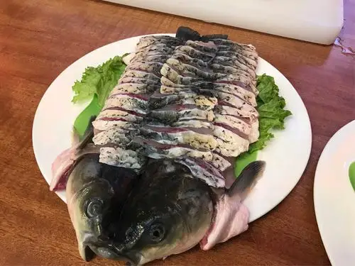 乌市火锅中薄如蝉翼的"三秒涮鱼片"是如何切出来的?