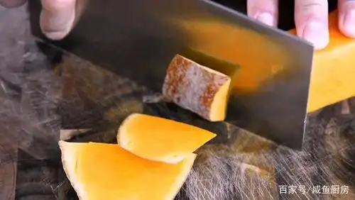 制作过程: 1.南瓜削掉皮