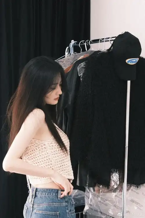 徐璐穿挂脖镂空装秀身材 皮肤白皙露蛮腰