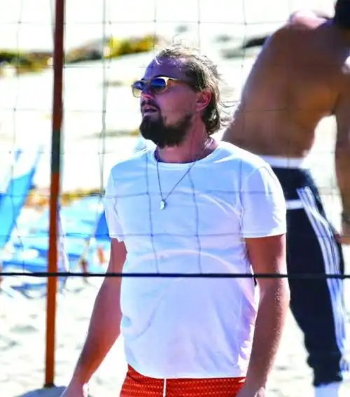 当天,莱昂纳多与超模女友玩沙滩排球被拍,小李子不仅身材发福,还留着