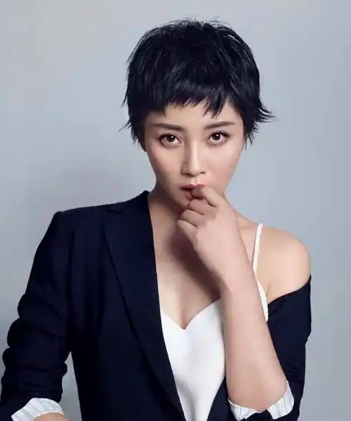 殷桃真会凹造型,超短发搭配西服套装妩媚撩人又洋气,吸睛又抢眼