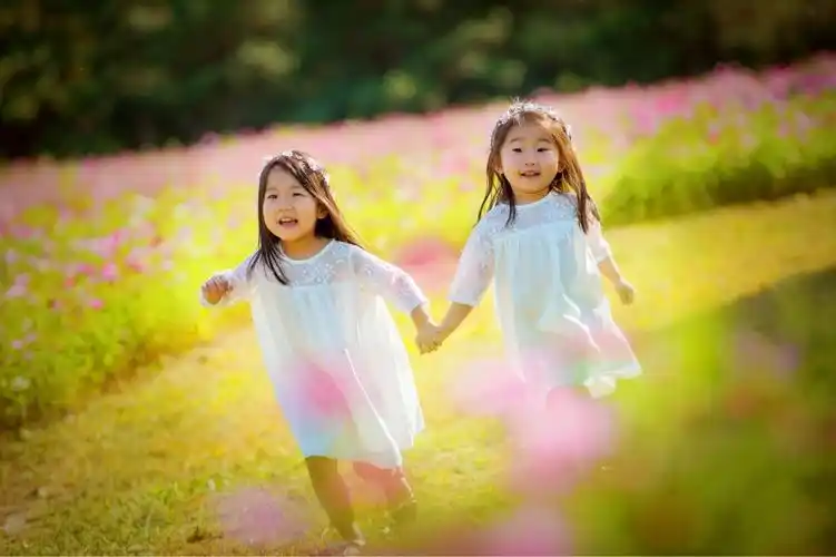 晒一组姐妹俩的花海照