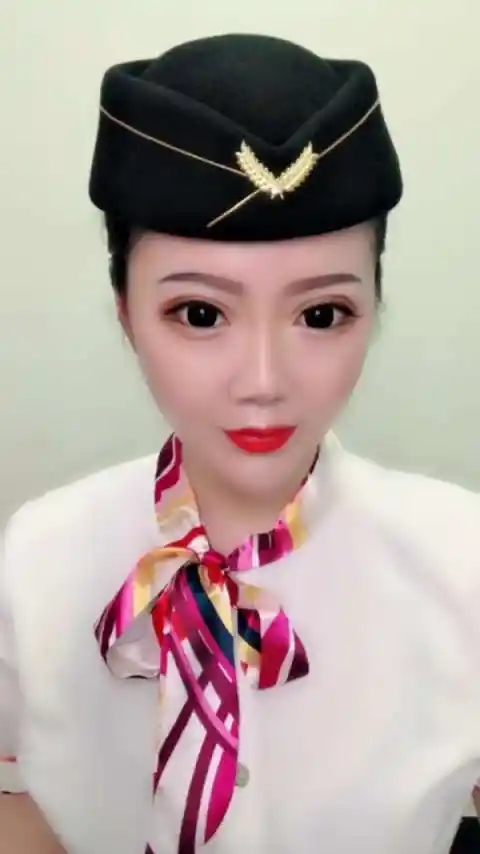 空姐卸了妆,被航空公司开除了