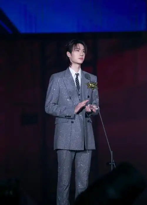 王一博星光大赏##王一博卷发棒球帽##星光大赏明星出发图