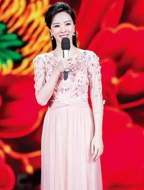 李思思:26岁主持春晚,嫁给初恋生下2个儿子,活成人生赢家