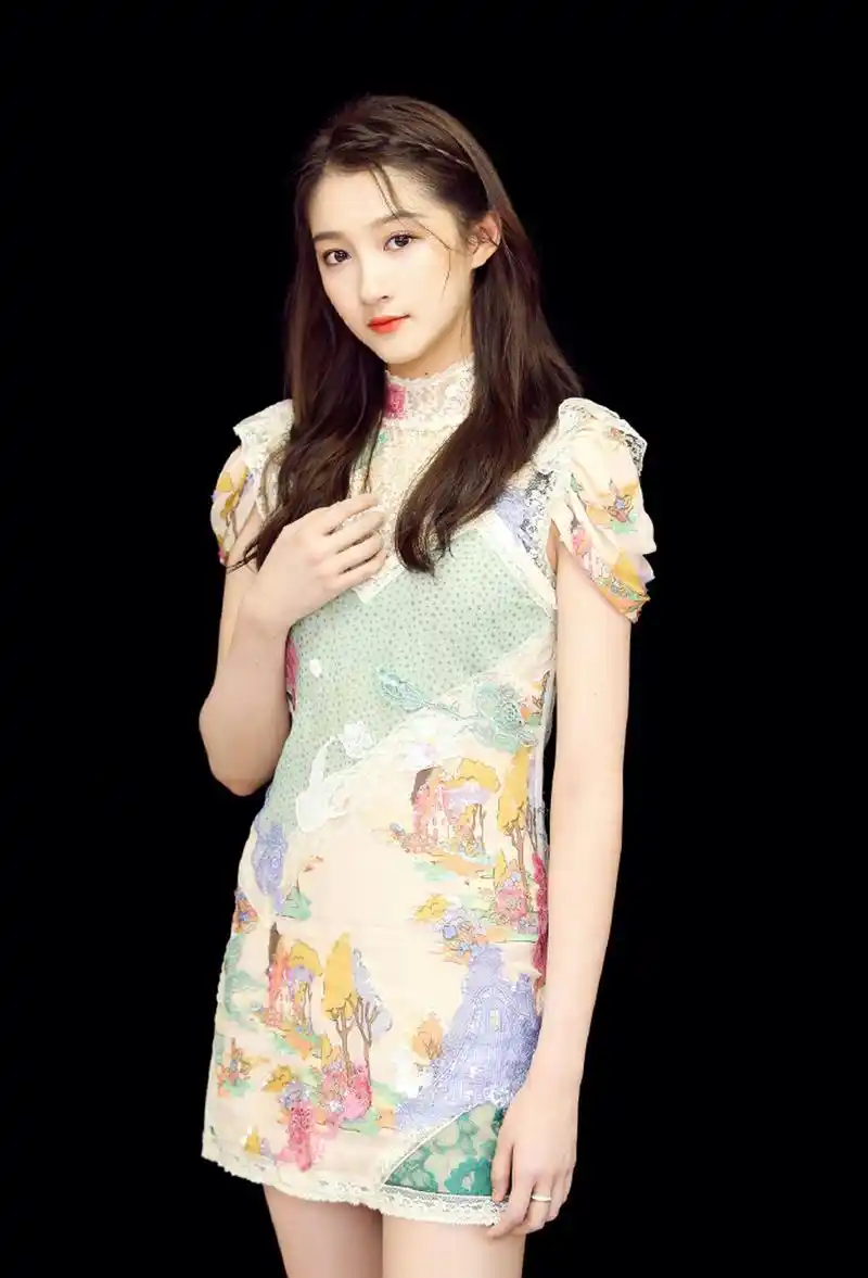 关晓彤穿短款连衣裙秀出傲娇的大长腿,这身材真给跪了!