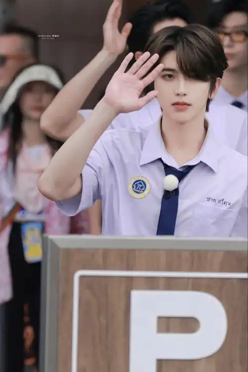 蔡徐坤校服造型录制路透