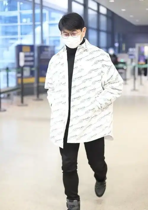 吴奇隆真没有大叔感穿格纹帽衫配休闲裤身材看着挺硬朗