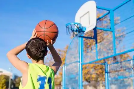 少年坚强篮球图片