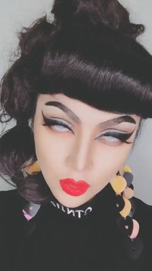 这样的翻白眼妆容你一定没见过 戴上美瞳的那一刻 我真的瞎了!