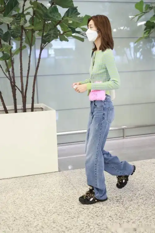 2021年8月14日,北京,刘雯现身机场.