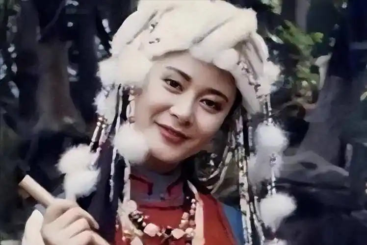 塞娅公主张恒晒美照,穿泳装秀光洁美背,背部被吊带勒出痕迹