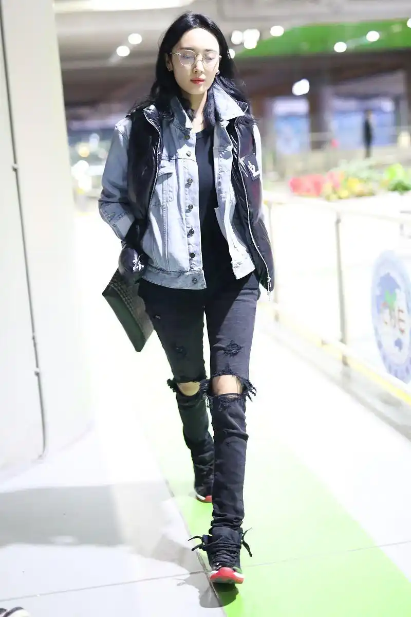王紫璇街拍:moncler羽绒背心破洞牛仔裤 aj11球鞋帅气利落