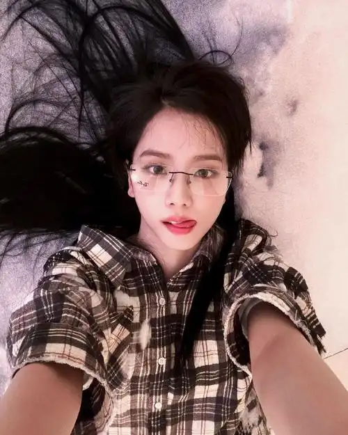 p4:"@ iammaeng化妆96"  06余量贩卖:kimjisoo金智秀_stardust