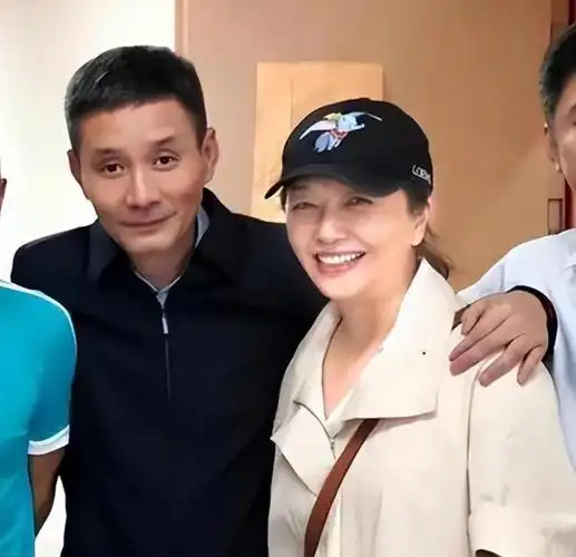 新晋"叔圈"顶流,中年再婚娶国民女神,把妻子女儿宠上天