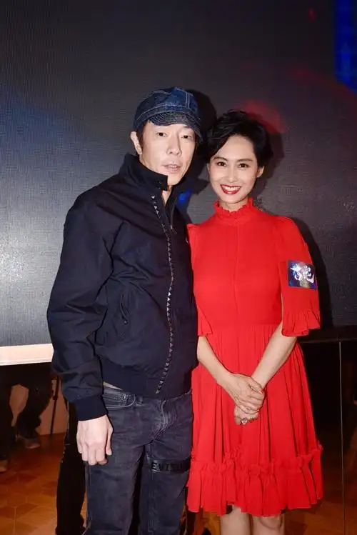 朱茵获老公黄贯中撑场