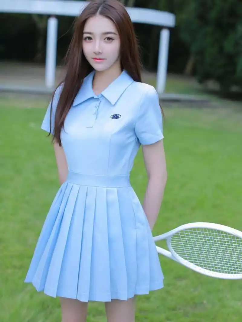 穿淡蓝色连衣裙的运动女孩,青春气息十足,清纯又有活力