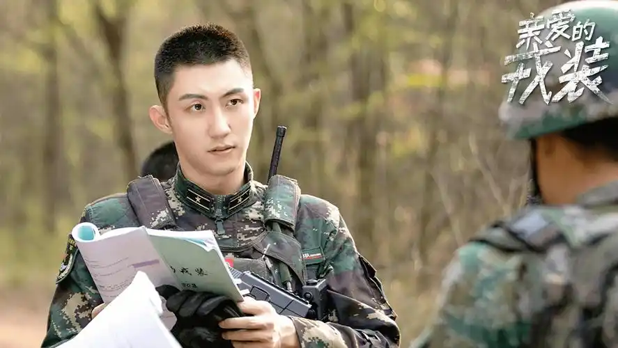 黄景瑜军装帅炸,与李沁组cp甜"上头"_电视剧_梁牧泽_夏初