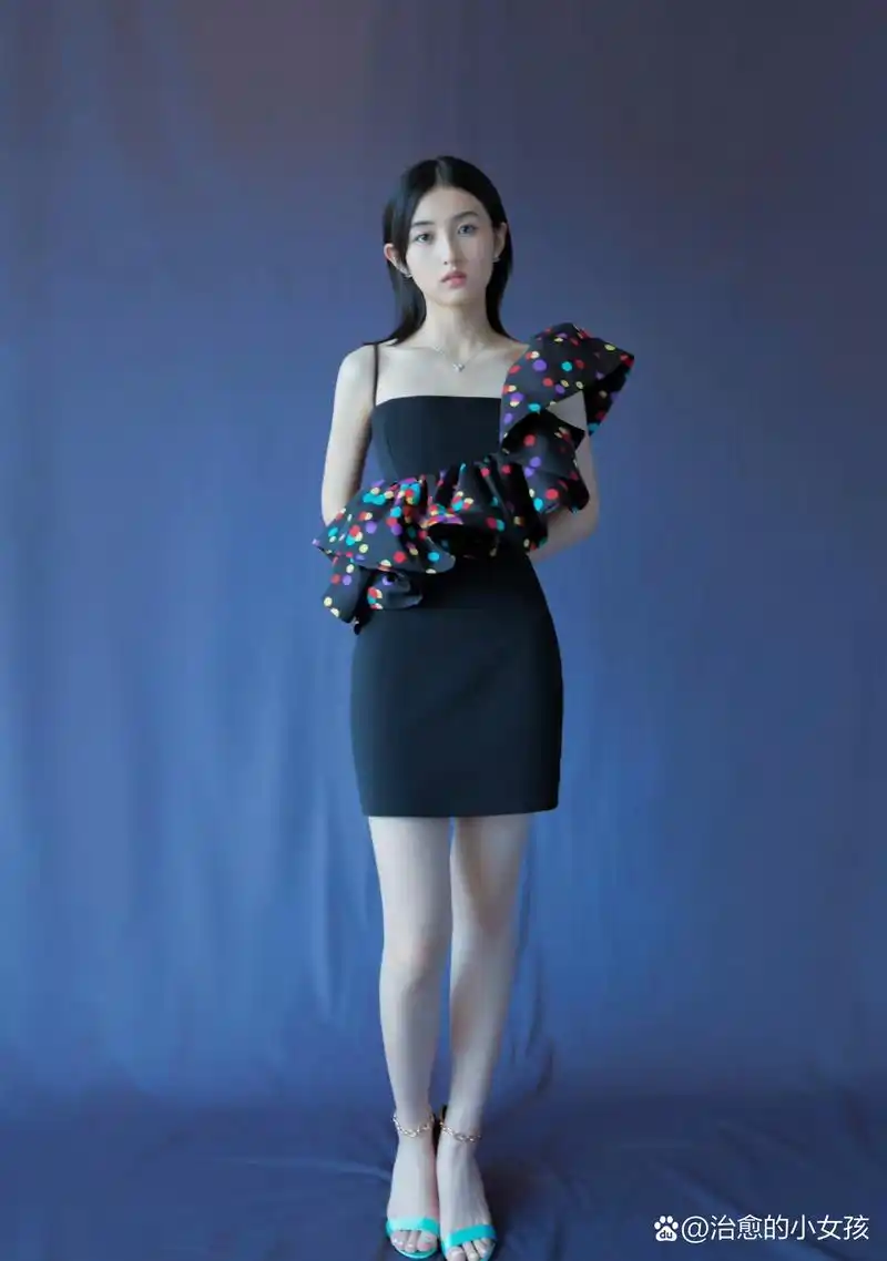 张子枫的个子虽然不高,但她的腿型很美,真是又白又直