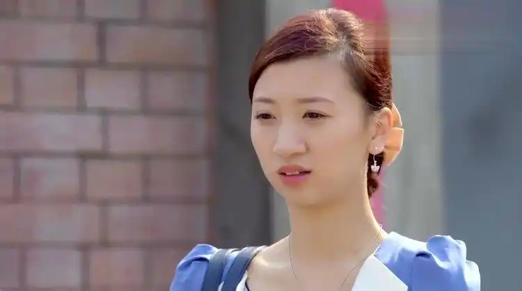 男人四十要出嫁:苏兰看到老六进来了,吓得赶紧拿起菜单挡脸!