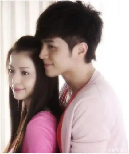 李毓芬的感情生活也很精彩,不仅罗志祥是她的前男友,邱泽也和她传过