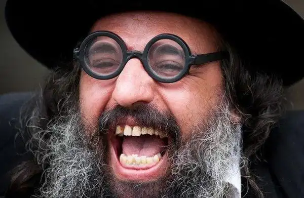 注意观察人种特征 特别是鼻子 极端正统派或是利未支派的犹太人 是殚