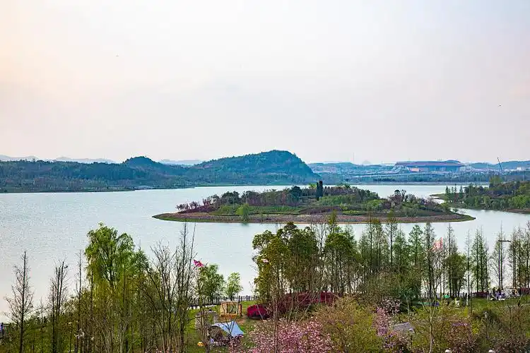 中国贵州贵阳市贵安新区月亮湖公园风光图片下载