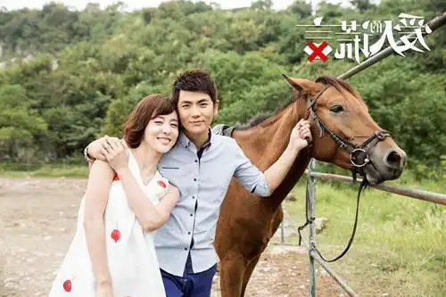 张晓龙和贾青的吻戏 《爱人的谎言》发布会张晓龙被动被贾青壁咚"激吻