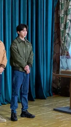 蔡徐坤这裤子太逗啦 太大了